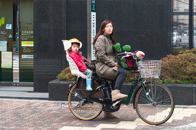 20150314_112241 D4S.jpg - Mother and daughter on bicycle, Kobe